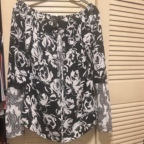 White House Black Market Black and White Floral Off-Shoulder Blouse - Picture 2 of 11
